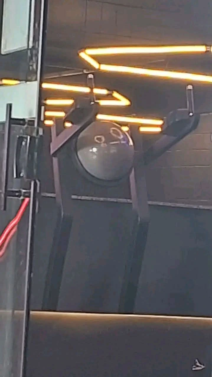 Photo of a captain's chair (leg raise machine) that looks like it's flipping everyone off with both hands.