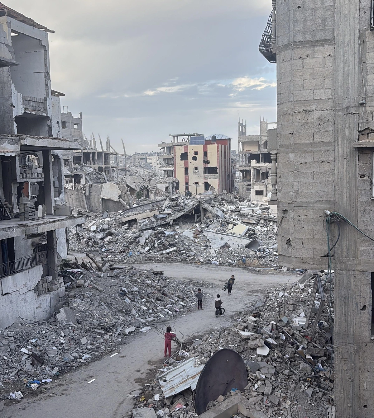 Children between rubbles! Gaza